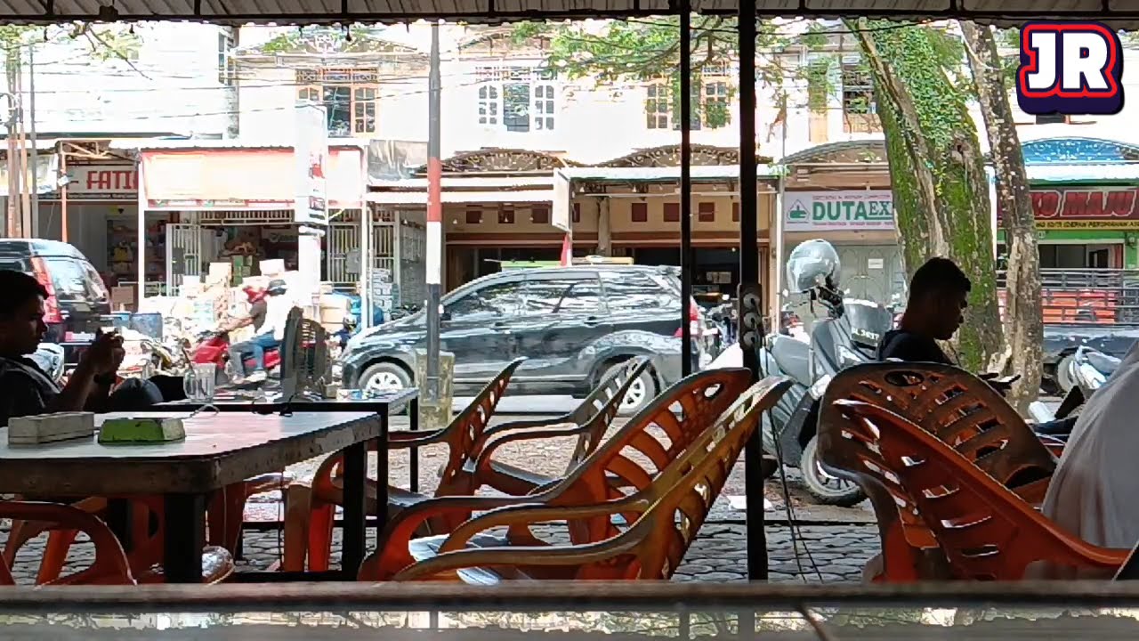 Potret Kehidupan Kota dari Balik Meja Warung Kopi