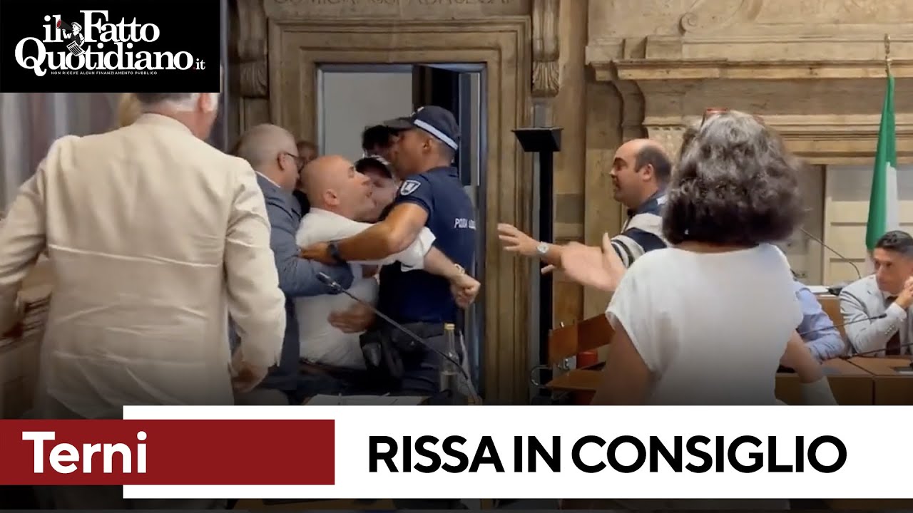 Rissa in consiglio comuna a Terni, il video ripreso in aula: il sindaco portato fuori di peso