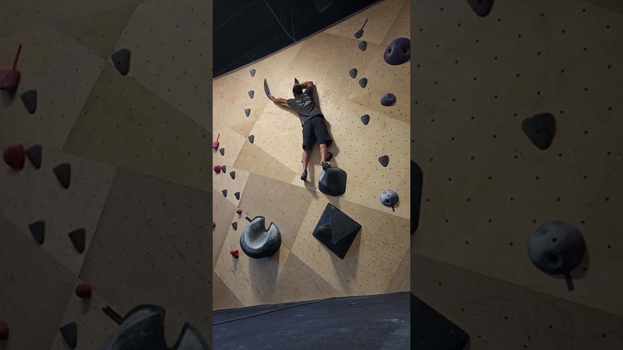 this v7 gave me a run for my money 💰 🤑 #indoorbouldering #bouldering #climbing #rockclimbing
