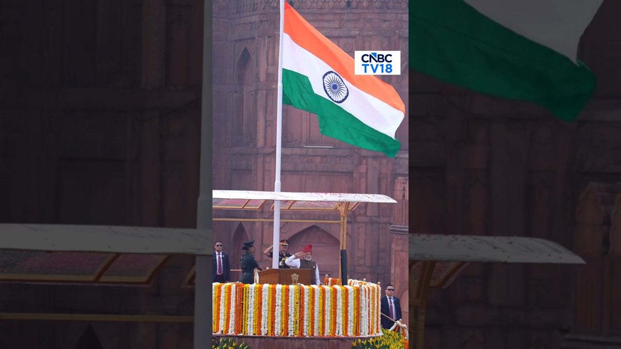 MOMENT: PM Modi Hoists Tricolour At Red Fort On 80th Independence Day | N18S
