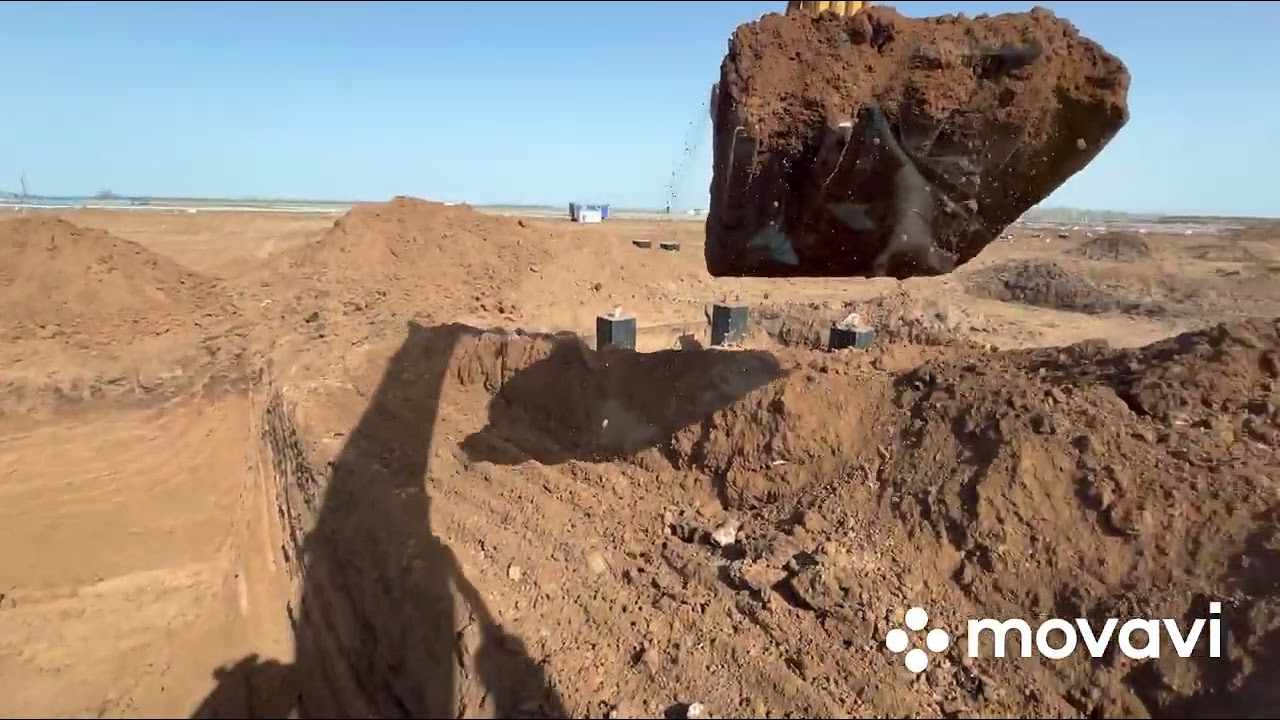 Работа на экскаваторе, стройка