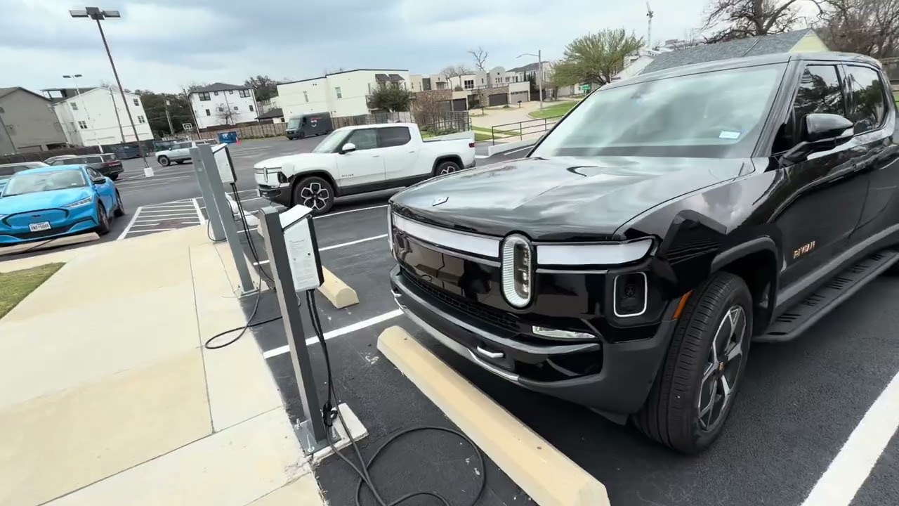Отвез свой Rivian R1T в новый сервисный центр Rivian в Форт-Уорте, штат Техас — это НЕ ХОРОШО!! @...