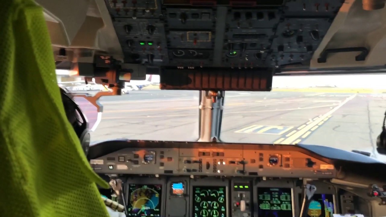 Q400 Sunset Approach in Boston Logan Intl (Cockpit View)