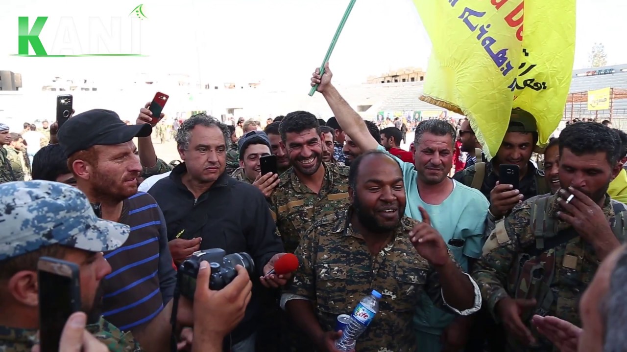 مقاتل في قسد يغني بحنجرته الذهبية اغنية النصر بتحرير مدينة الرقة - فرحة لا توصف .  BY : Kani Center