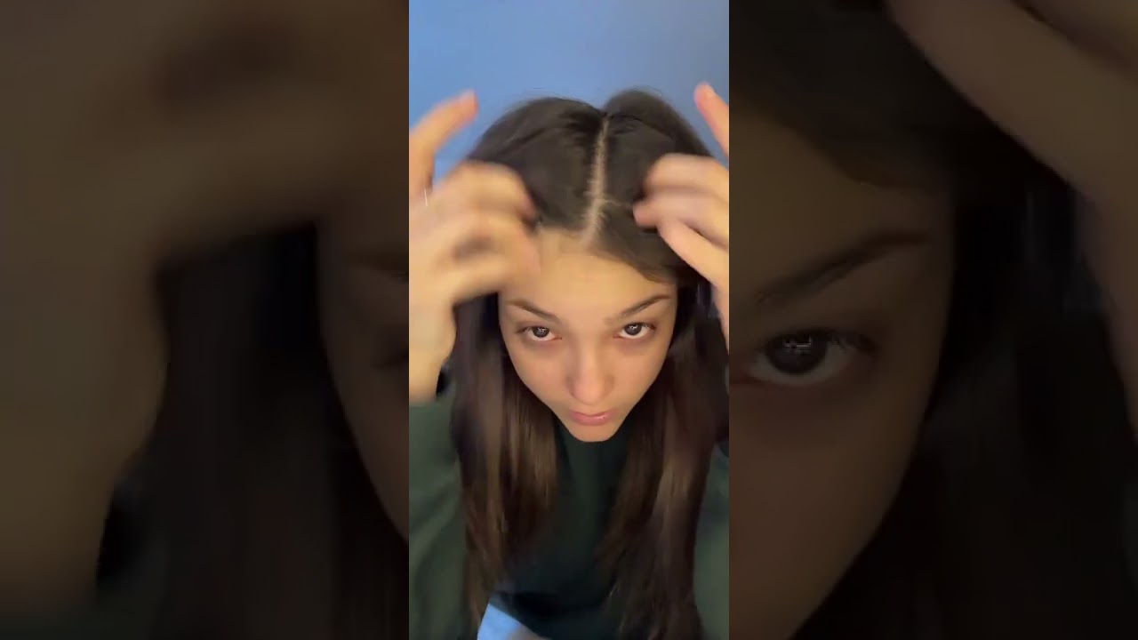 Aliyah planchandose el pelo en un live en tiktok