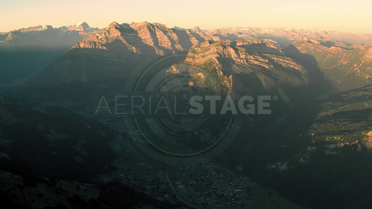 Luftaufnahme der Schweizer Alpen im Morgenlicht, Aerial Swiss Alpine Scenery in Morning Light