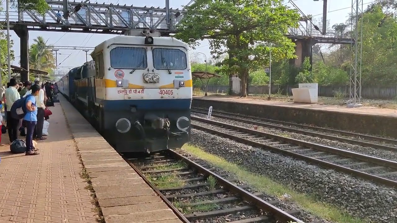 12052 Madgaon Jan Shatabdi Express Entering Kudal Railway Station : Konkan Railways