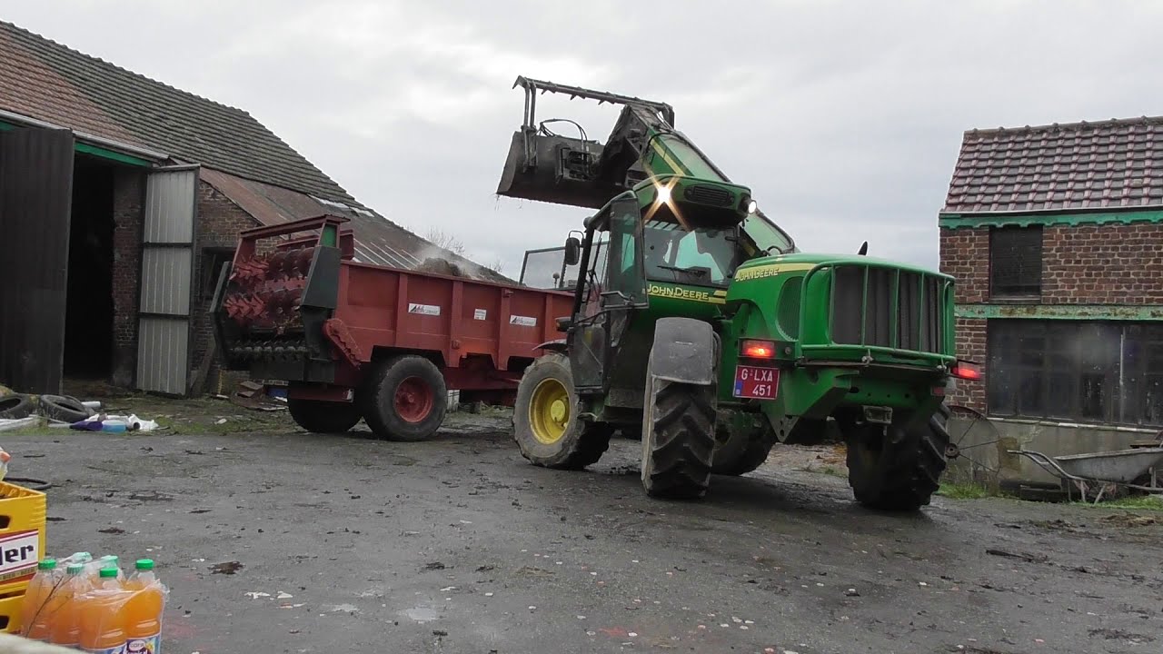 Chargement du fumier avec un télescopique John Deere 3415