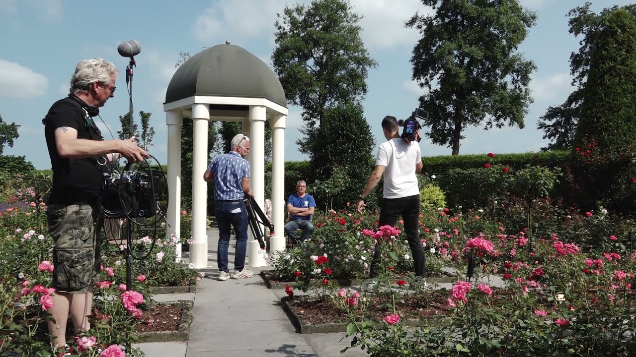 TV ploeg Binnenste Buiten filmt kijktuin in Stroe