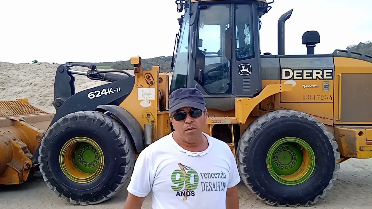 mostrando como se opera uma pá carregadeira John Deere