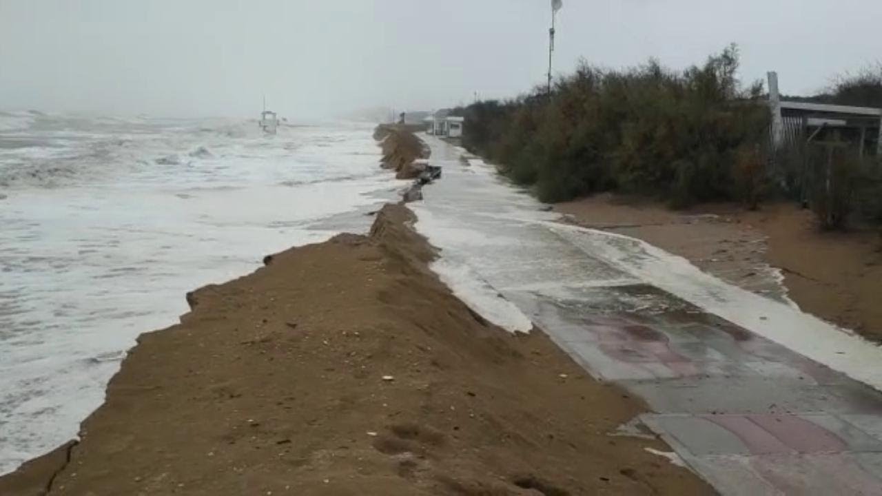 Jesolo, la mareggiata in Pineta ha superato la duna e demolito la passeggiata