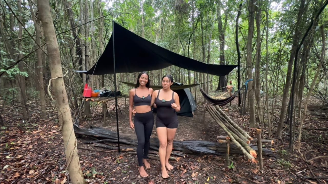 Acampamento com a tenda e a barraca da SANDIARIO 