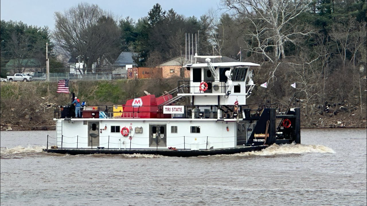 Barge M/V Tri State switches from the Ohio River to the Big Sandy River 