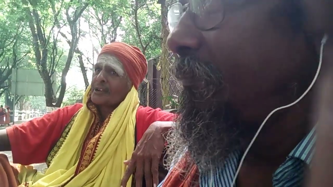 திடீரென்று அருகில் வந்தமர்ந்து பேசத்துவங்கிய இளமாறன் சாமி.