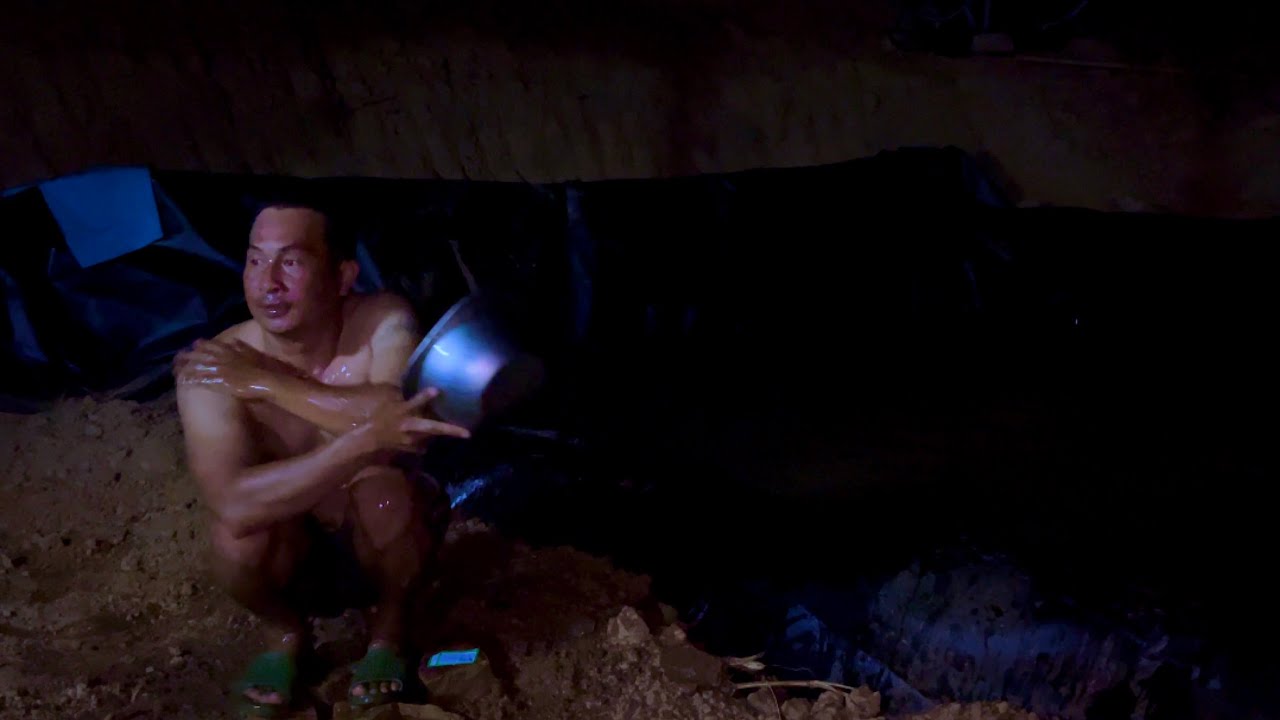 Lonely life - Sơn strives to build his dream farm and house deep in the forest.