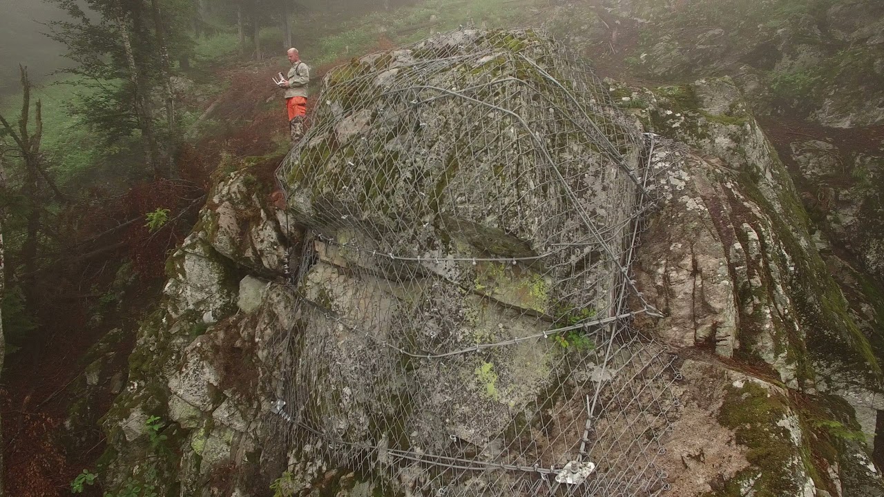 Dr. Rock . Gesicherter Felsblock im Schwarzwald . Felssicherung