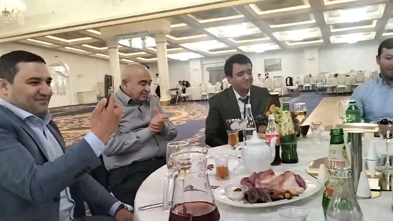 Шабнишини дар ихотаи дустон бо Сипехр Бердиев дар шахри Москва