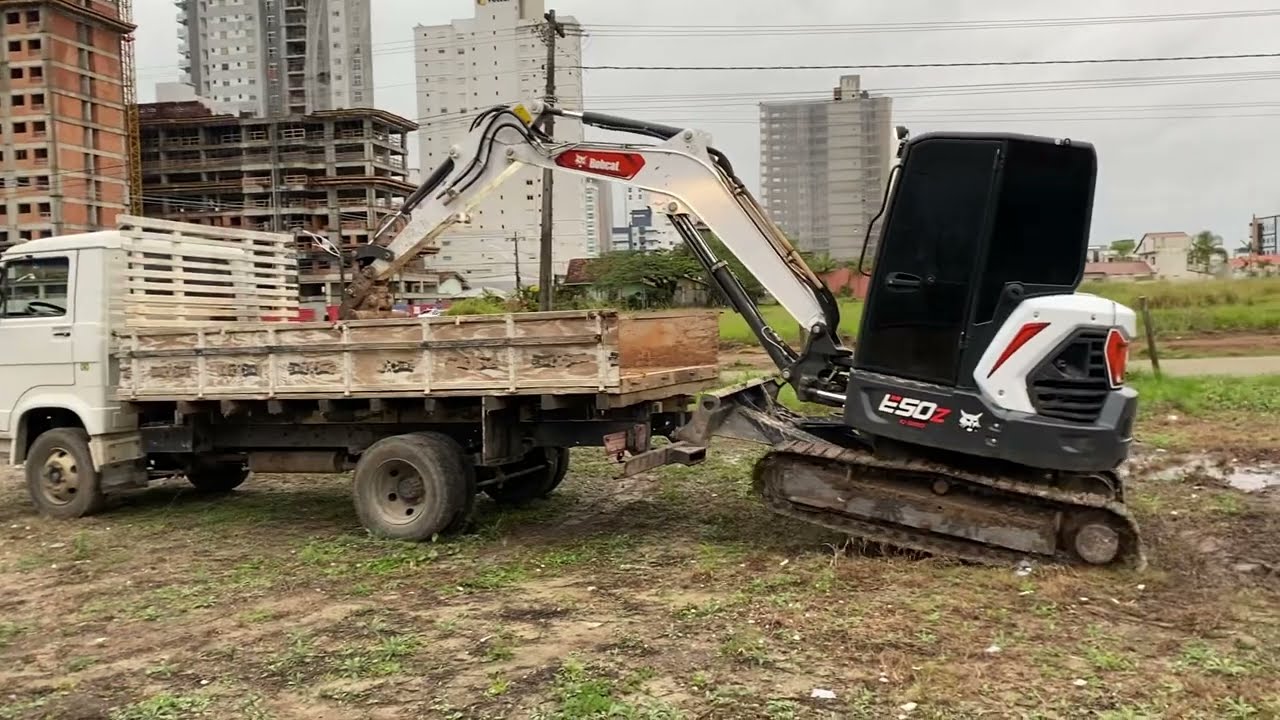 Carregando MINI ESCAVADEIRA bobcat E50z