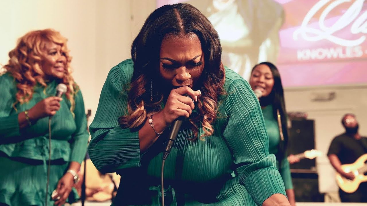 Lisa Knowles-Smith and The Brown Singers singing 