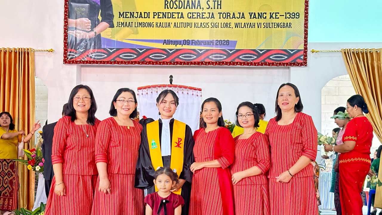 Puji-pujian ibu-ibu Pwgt Palolo dalam ibadah peneguhan Pdt Gereja Toraja yg ke 1399