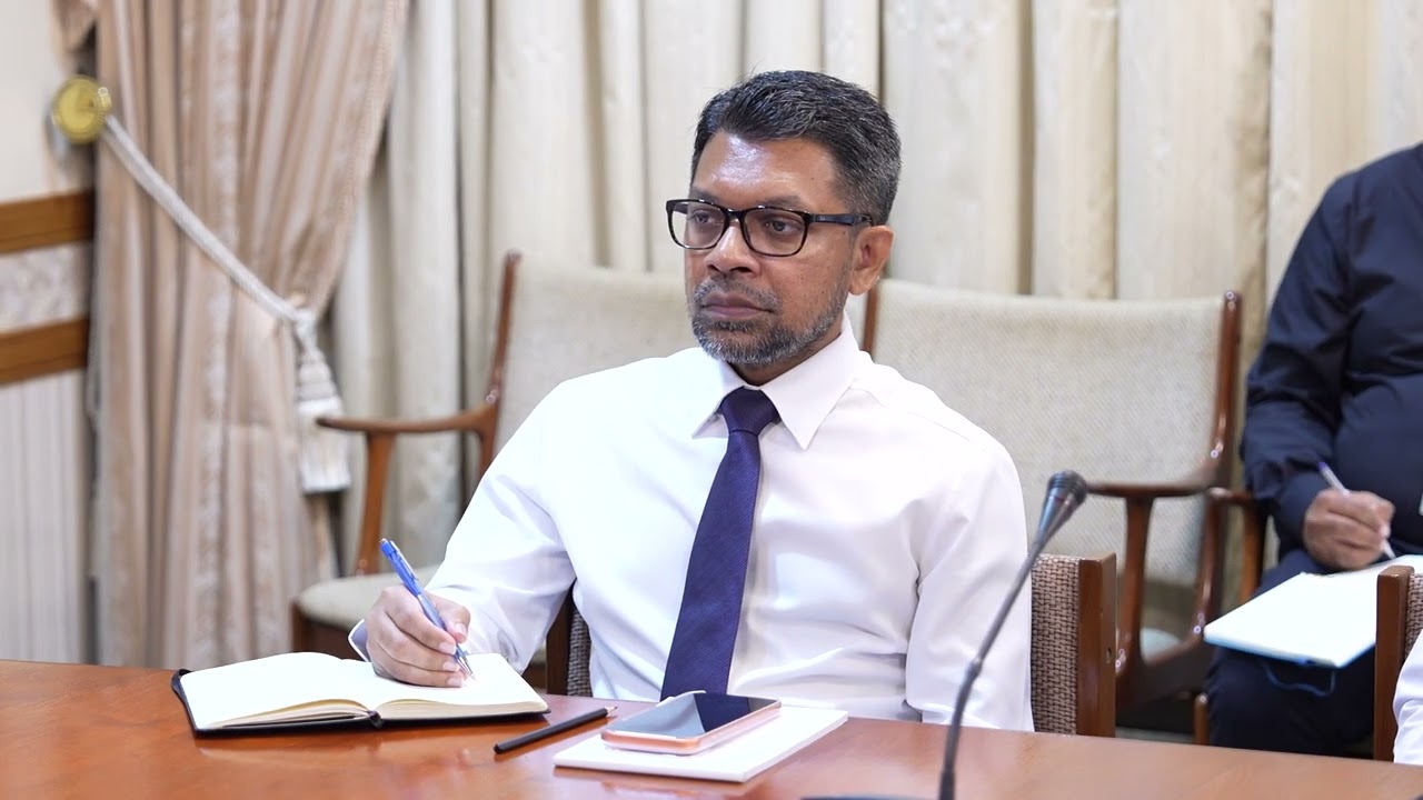 President meets with Vehicle drivers at the Commercial Harbour