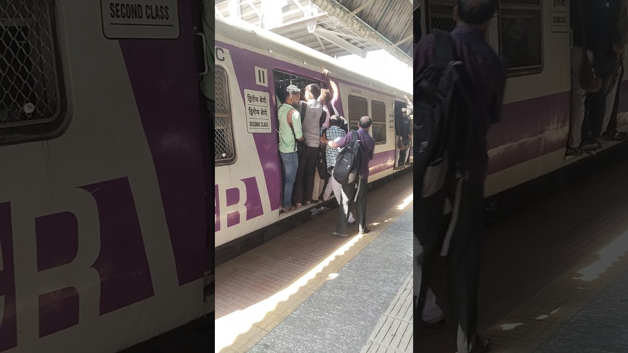 thane railway station rush public travel #trainvideo #thane #railway