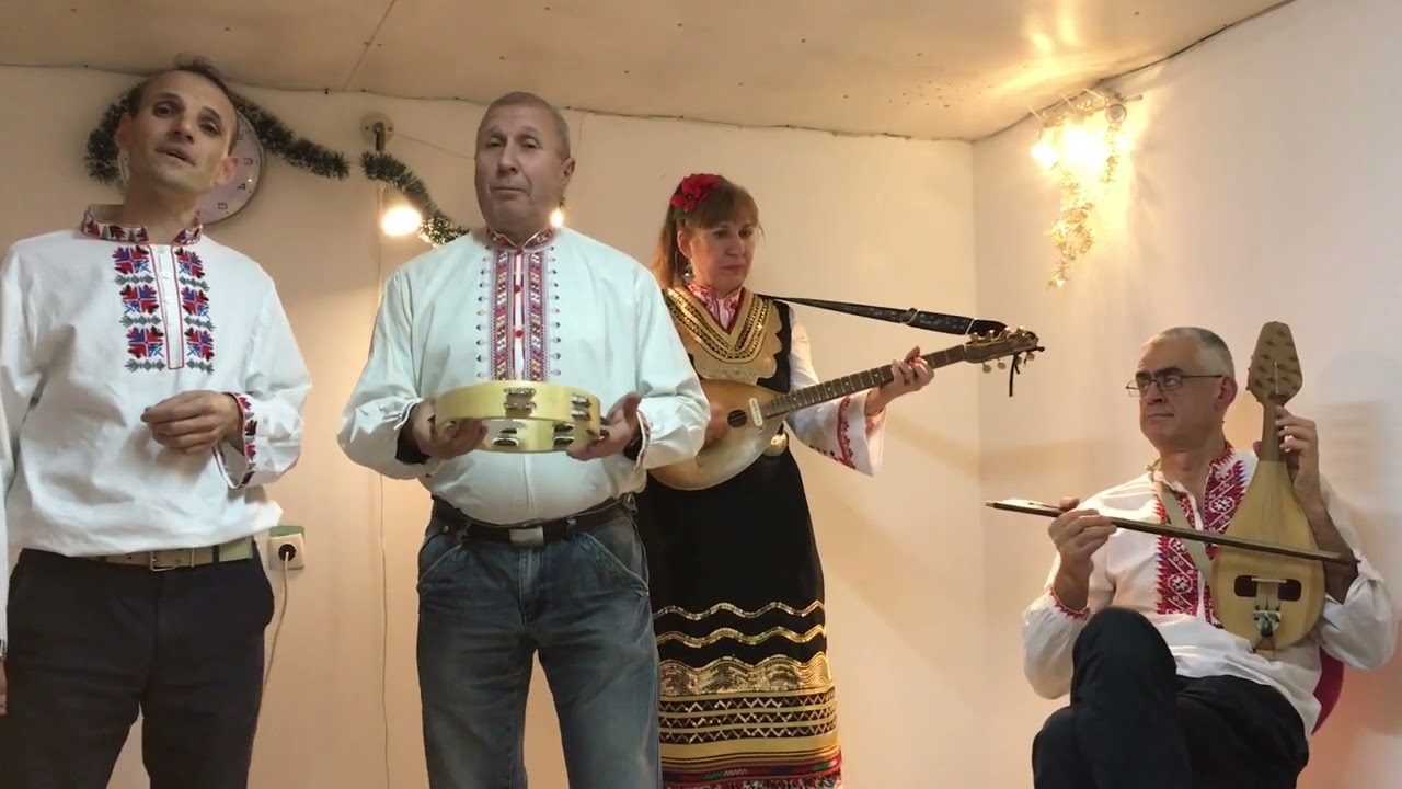 Малка мома коледари чака