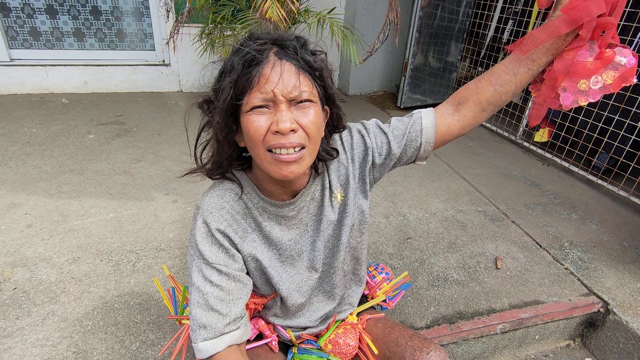 MATANDANG NAGPAPALIMOS DAHIL SA APAT NA APO. Val Santos Matubang