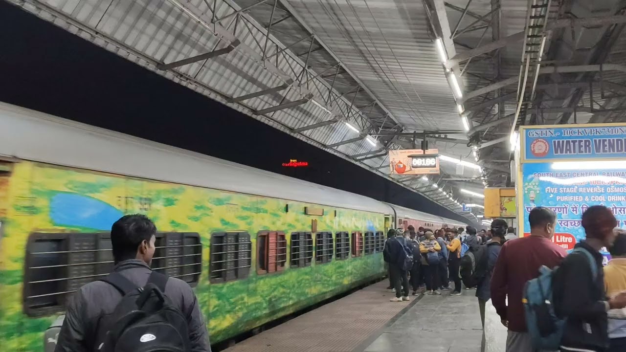 रायपुर रेलवे स्टेशन की गहमा गहमी 