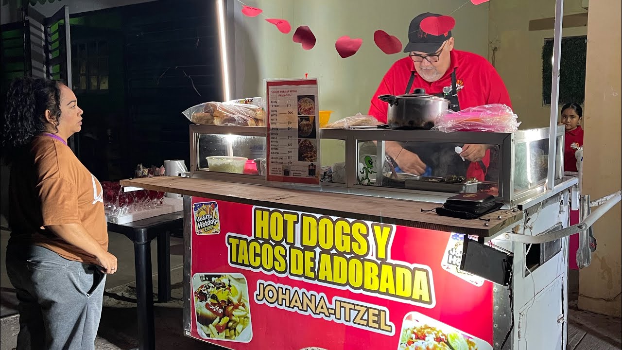 Adonay no le bastó un trabajo pues ahora emprende también un negocio de Hotdogs y tacos de adobada !