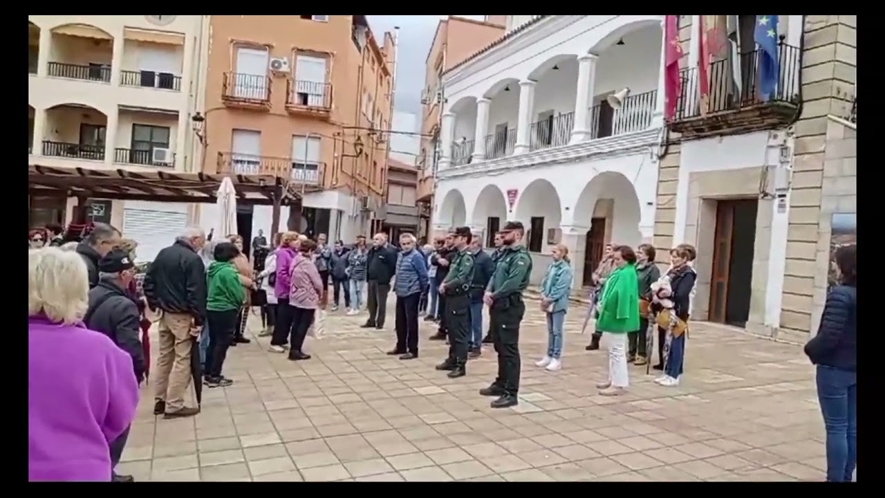 EL PUEBLO DE LOGROSÁN GUARDA UN MINUTO DE SILENCIO EN HOMENAJE A LAS VÍCTIMAS DE LA DANA