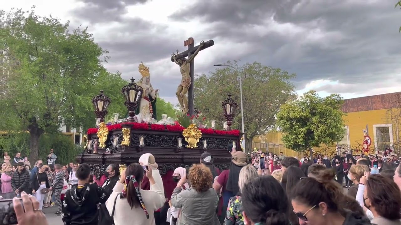 Piedad de las palmeras en su paso por cuesta Miralbaida. Semana Santa Córdoba