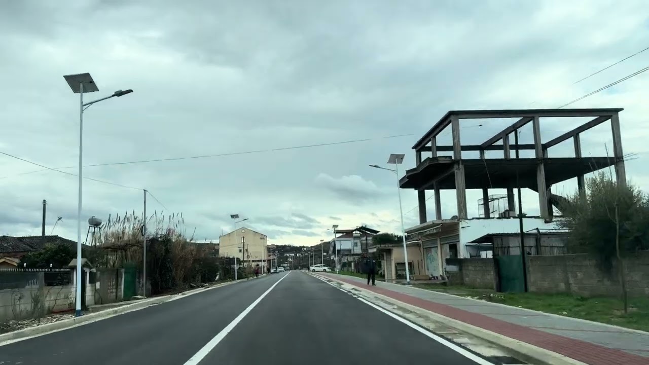 Qendra e Marinzes  me nje pamje te re , rruge , trotuare ndricim e gjelberim