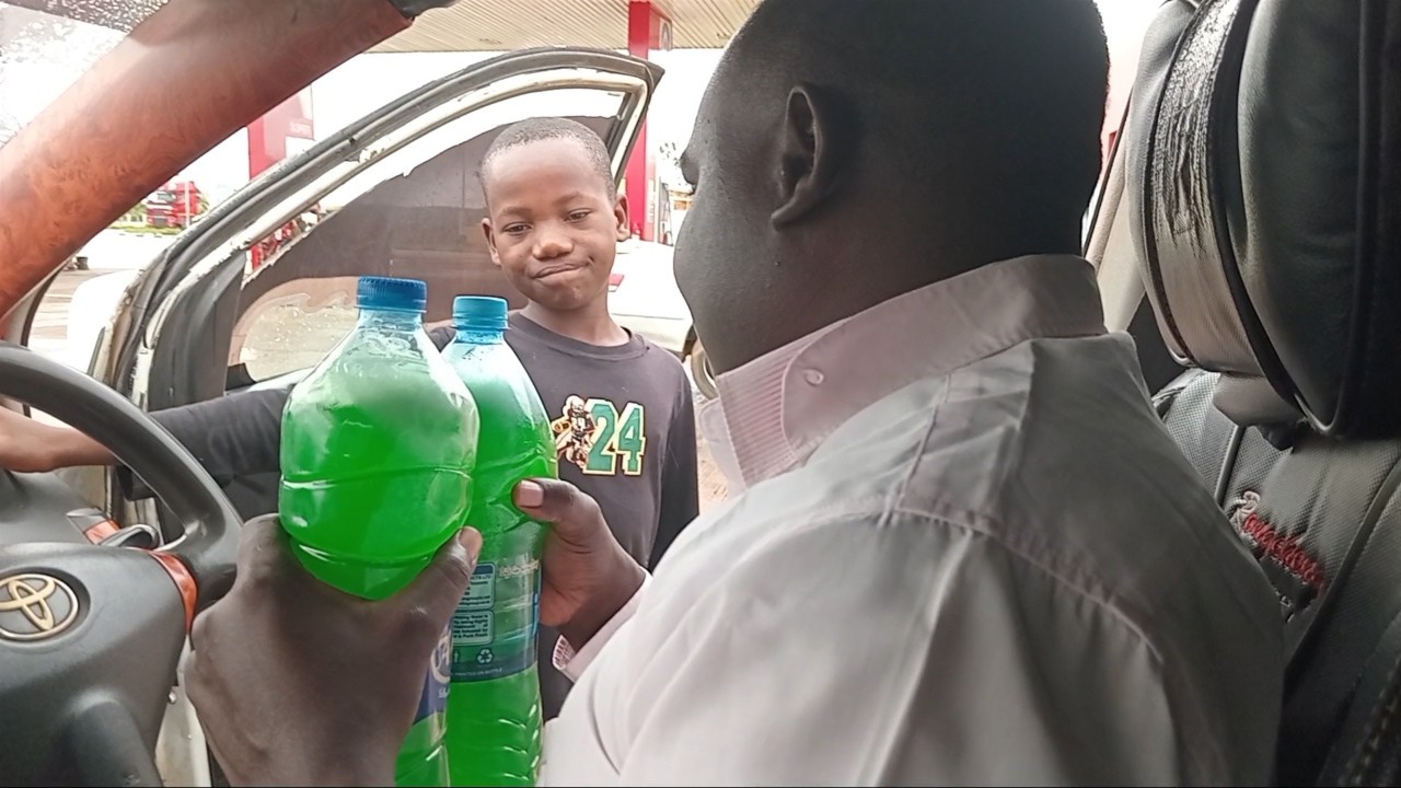 MTOTO WA MIAKA 10 ANAYEUZA SABUNI ZA WATU BAADA YA KUSITISHA MASOMO NYAKANAZI BIHARAMULO