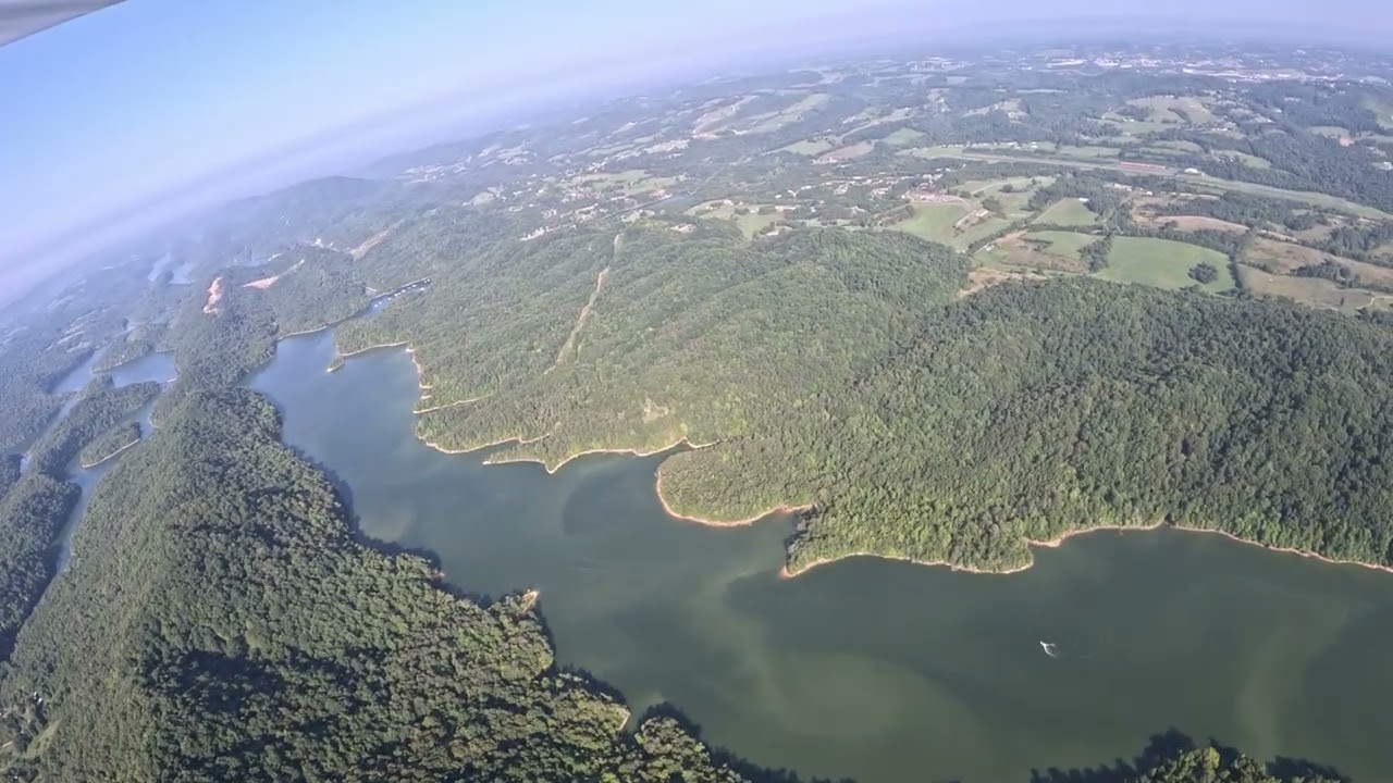 Approach and landing New Tazewell TN (3A2) for cheap fuel - Grumman Tiger