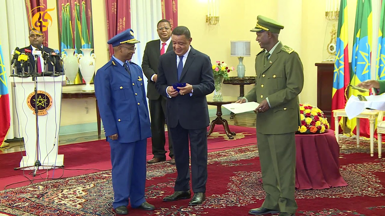 ፕሬዚዳንት ዶክተር ሙላቱ ለመከላከያ ሰራዊት አባላት ወታደራዊ ማዕረጎች ያለበሱበት ስነስርዓት