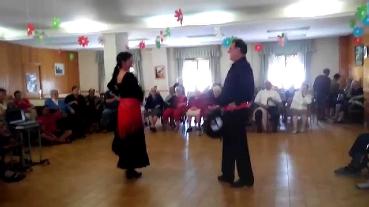 Almazán. Sevillanas con abanico y sombrero