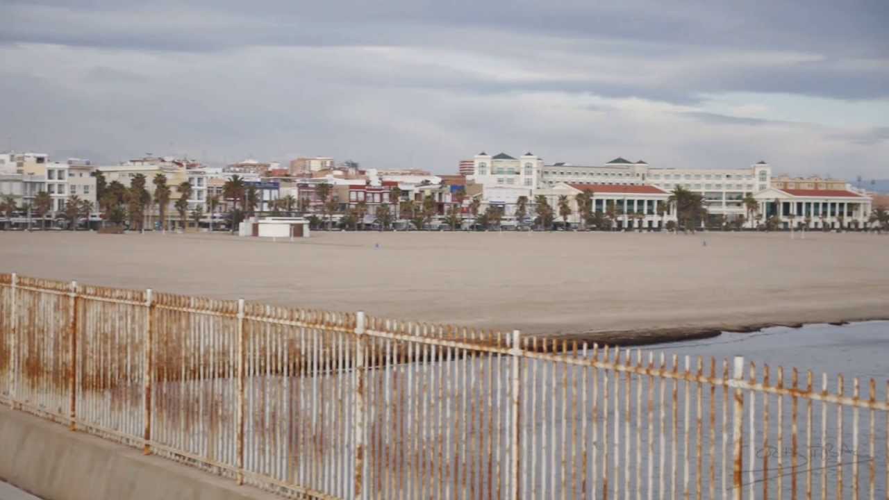 mañana de invierno en la playa de Valencia / winter morning at Valencia's beach HD