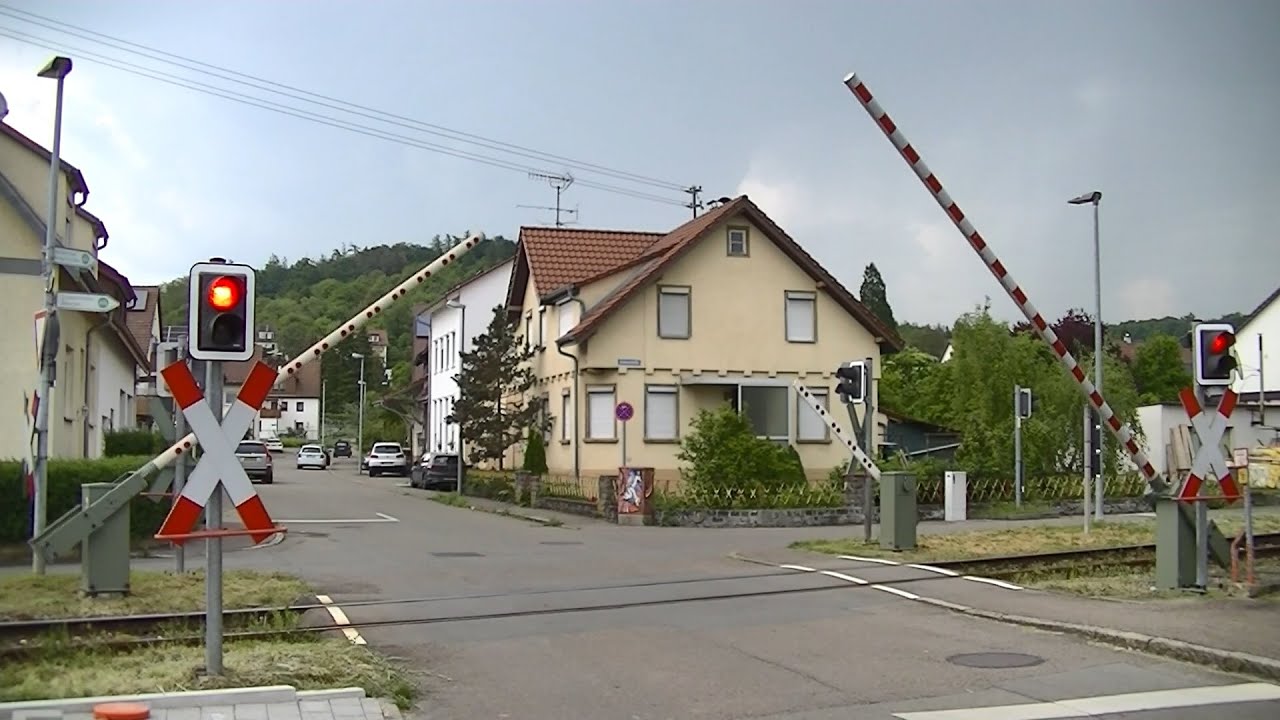 Spoorwegovergang Frickenhausen (D) // Railroad crossing // Bahnübergang