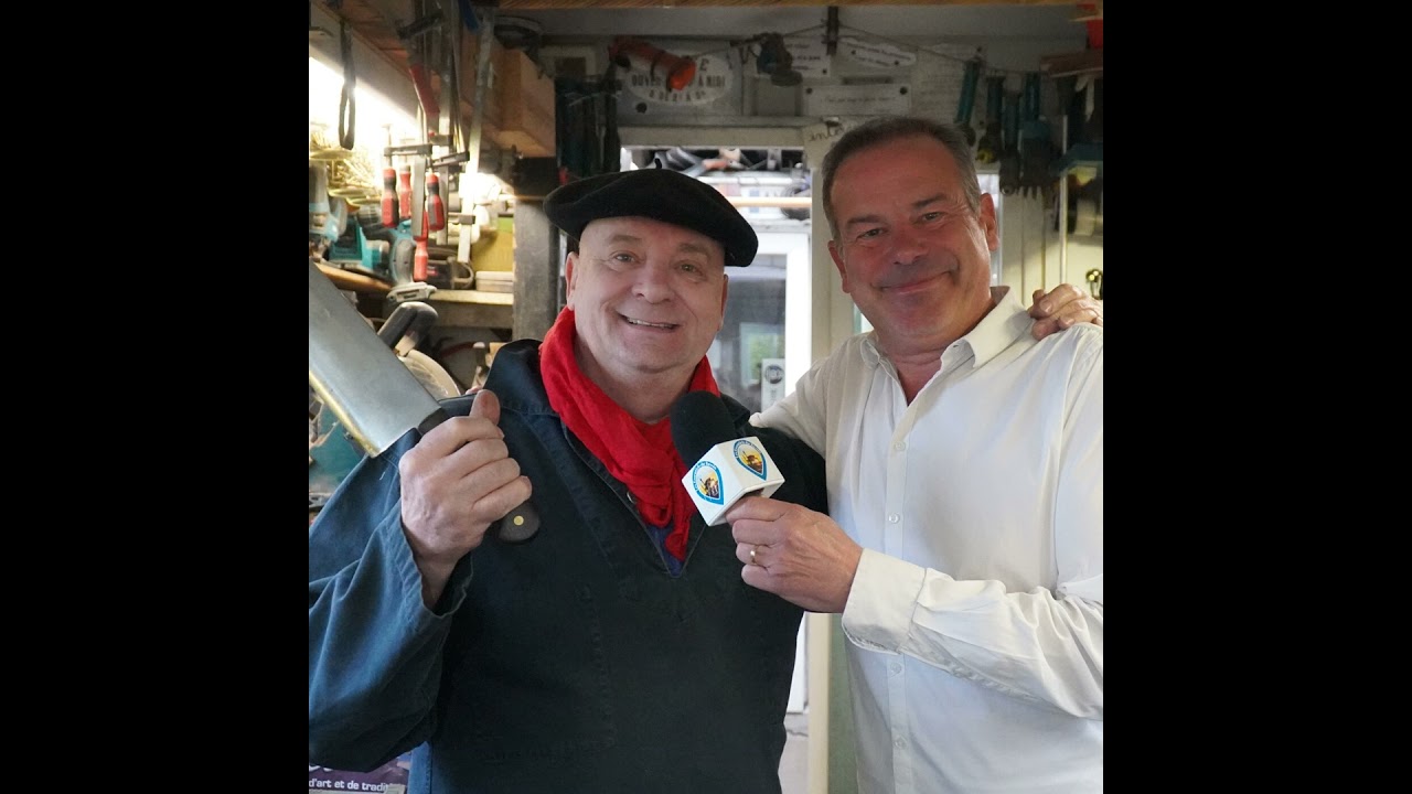Dans son atelier situé à La Teste, le coutelier d'art Jean-Louis Pierard nous explique avec passi...