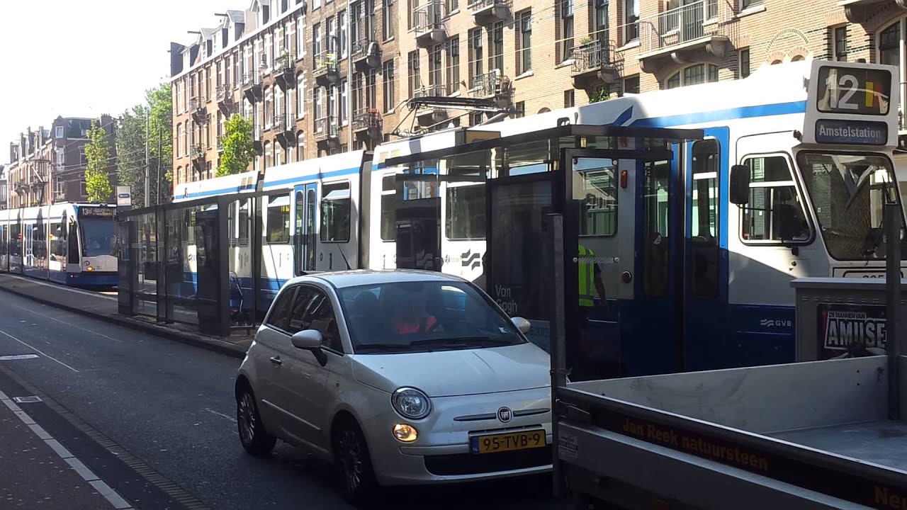 GVB Amsterdam defecte 805 Blokkendoos Tram word weggesleept vanuit Bilderdijkstraat