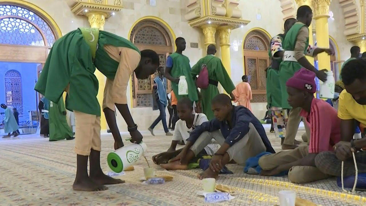 Senegalese worshippers distribute free meals during Ramadan | AFP