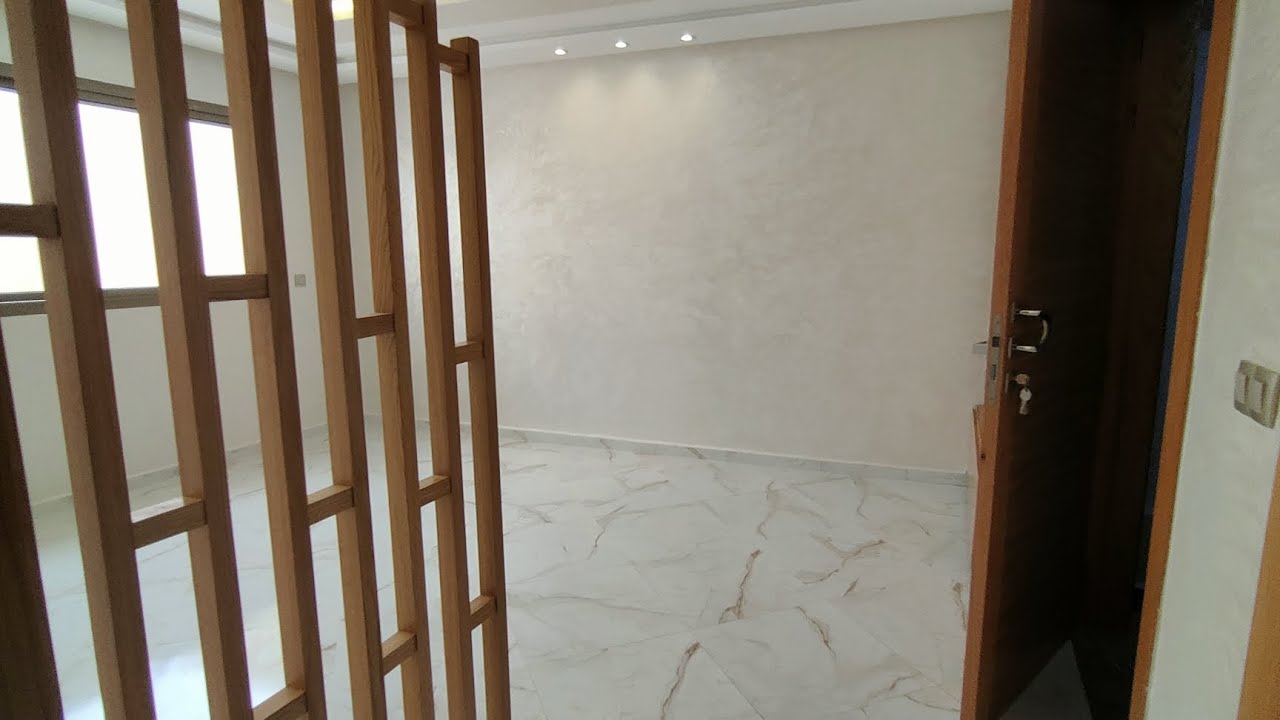 واحد شقة ممتازة في مكانسة فيها 98 متر الطابق الاول مشمسة مزيان او ثمن حتى هو مزيان 0606055310