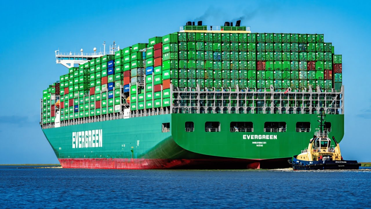 ЖИЗНЬ на САМОМ БОЛЬШОМ КОРАБЛЕ МИРА — Месяцы БЕЗ СУШИ, Еда и Секреты Экипажа!