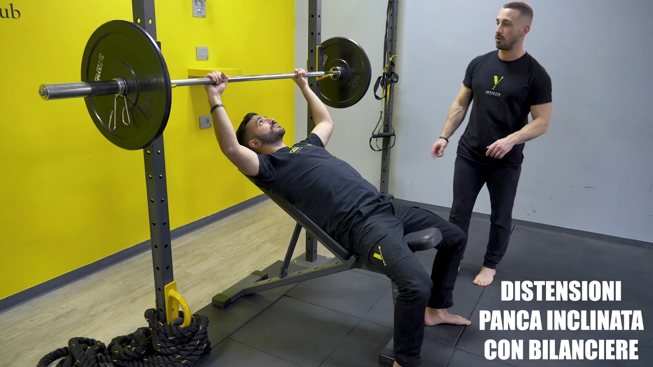 Distensione panca inclinata con bilanciere. Esecuzione e tecnica