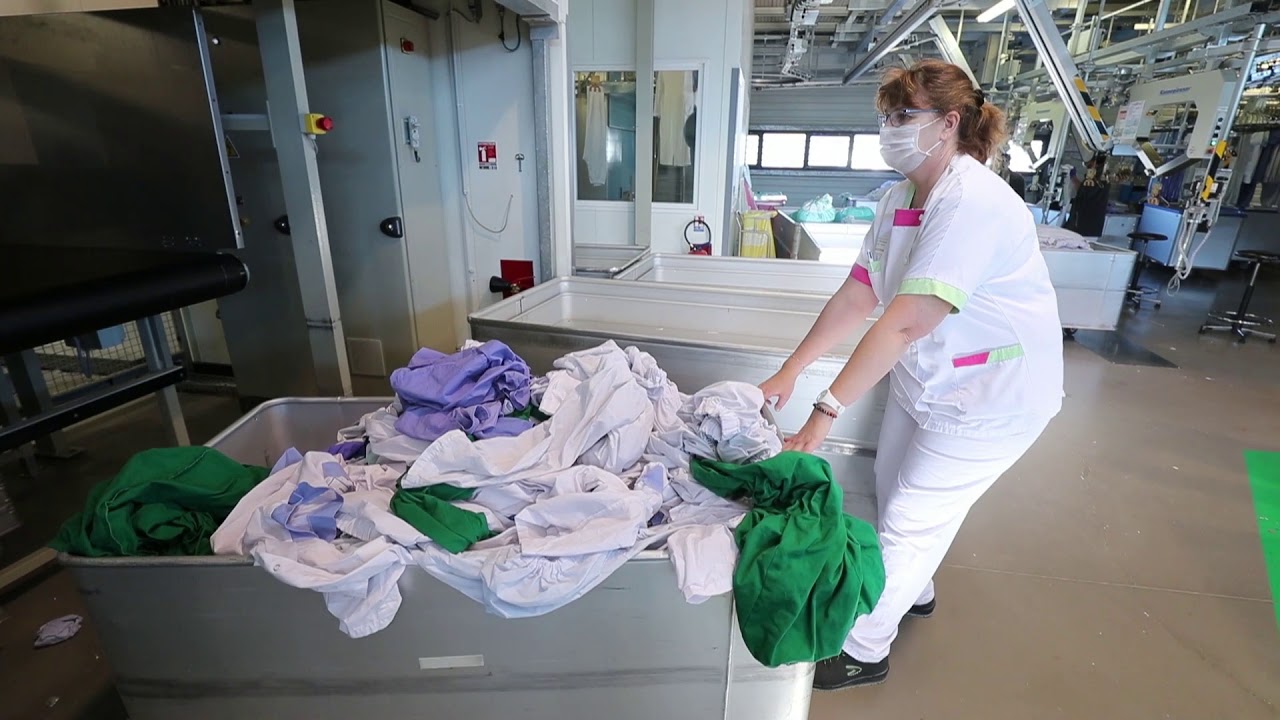 Coronavirus : au coeur de la blanchisserie de l'hôpital de La Rochelle