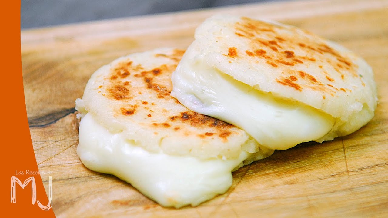 Arepas colombianas rellenas de queso con huevos pericos