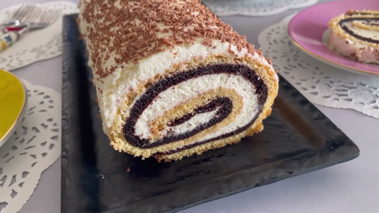 עוגת רולדה בשני צבעים עם קרם וניל,שתי שכבות של רולדה צבעוניות עם קרם וניל - סוויט דולי @SweetDooly