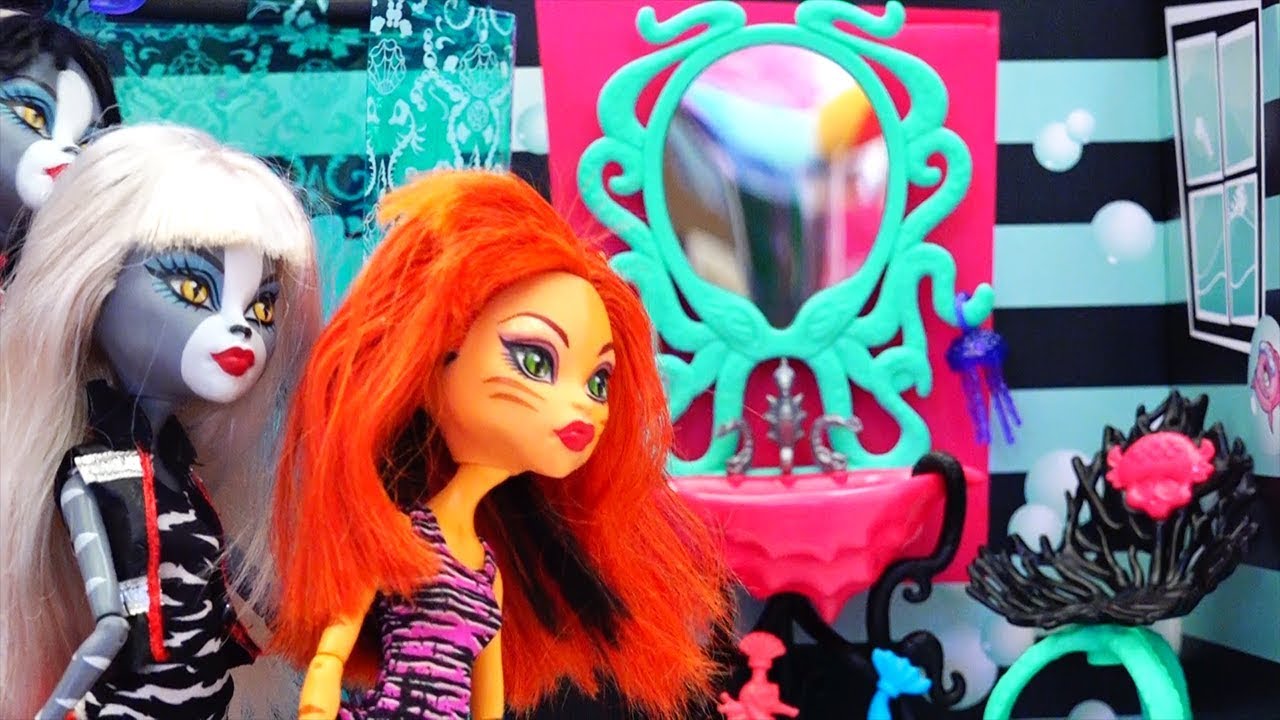 Juguetes de Monster High - Toralei de MH hace travesuras en el baño de Lagoona y la cama de Abbey