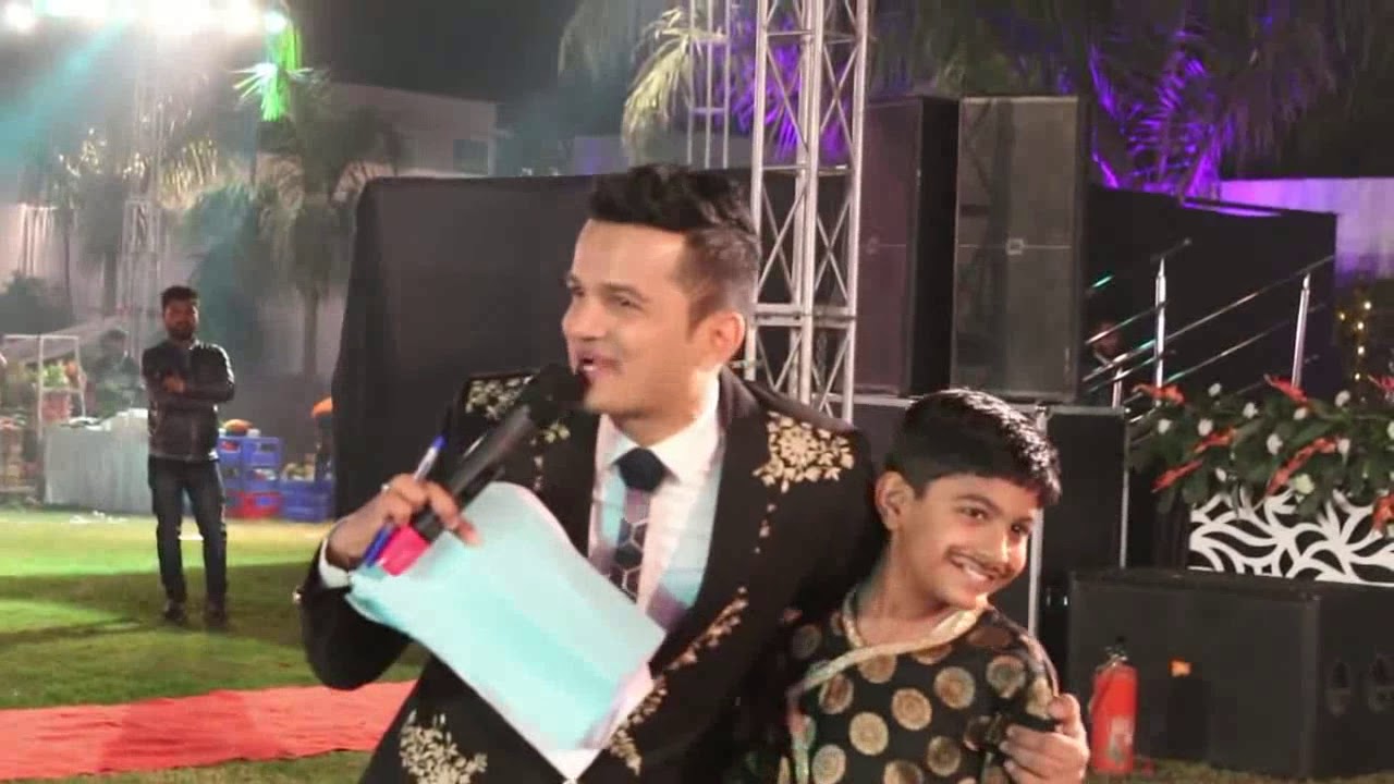 Anchor Girish Sharma audience interaction at Rajasthan Marwadi Sangeet Sandhya